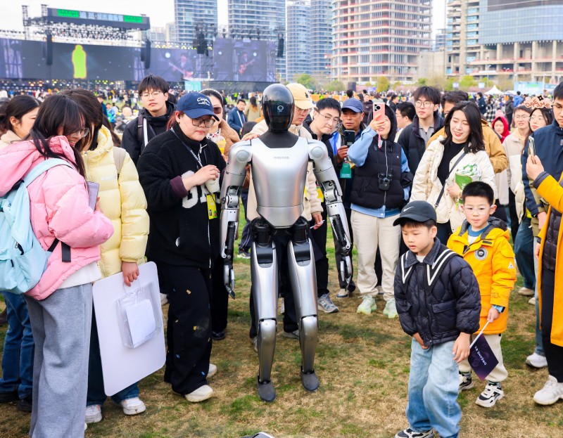 魔法原子‘千景共創(chuàng)計劃’再下一城 人形機器人小麥成全球首個音樂節(jié)服務(wù)機器人 拓展養(yǎng)老服務(wù)新視野