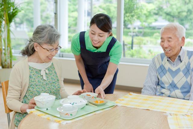 居家養(yǎng)老護(hù)理員十大要求 從業(yè)者、老年人及家人都該看的重要指南